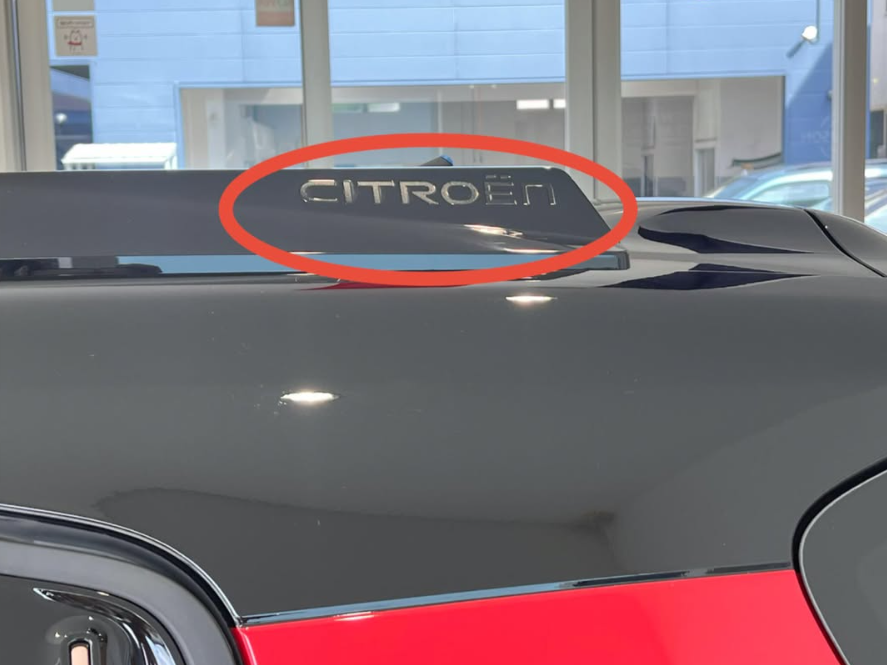 ルーフレールに刻まれた、CITROËNのロゴ